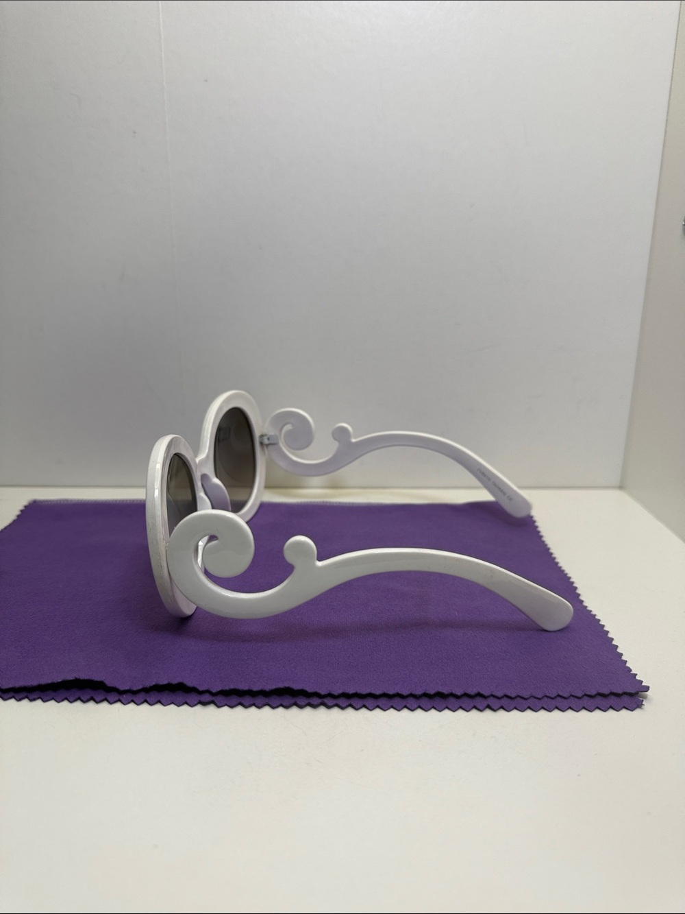 White Round Frame Women's Sunglasses with Swirl Temples - Picture 2 of 8